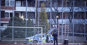 Man svårt skadad i skjutning vid fotbollsplan söder om Stockholm