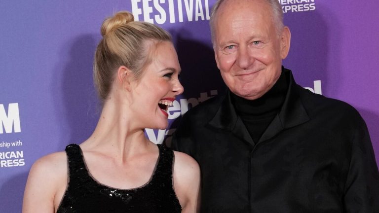 Stellan Skarsgård filmar med Dakota Fanning, Elle Fannings syster