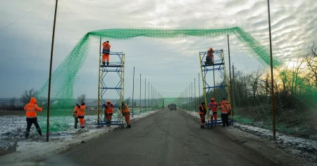 Snabba duschar och första hjälpen-kit i väskan – invånarna vid fronten lever på helspänn