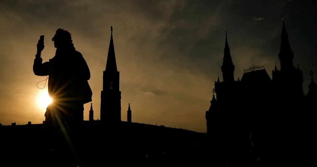 Putin vill isolera ryssarna – så slår de tillbaka i nätstriden