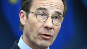 Regeringen och Socialdemokraterna föreslår tillfälligt sänkt skatt på bensin och diesel