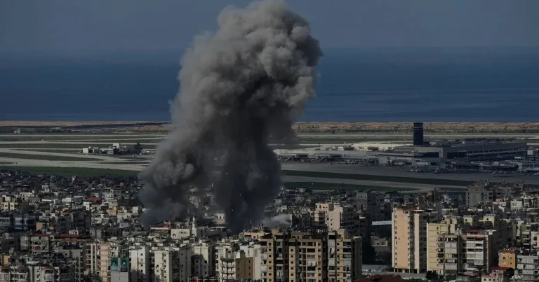 Fransmän och britter flygs hem – så agerar andra länder