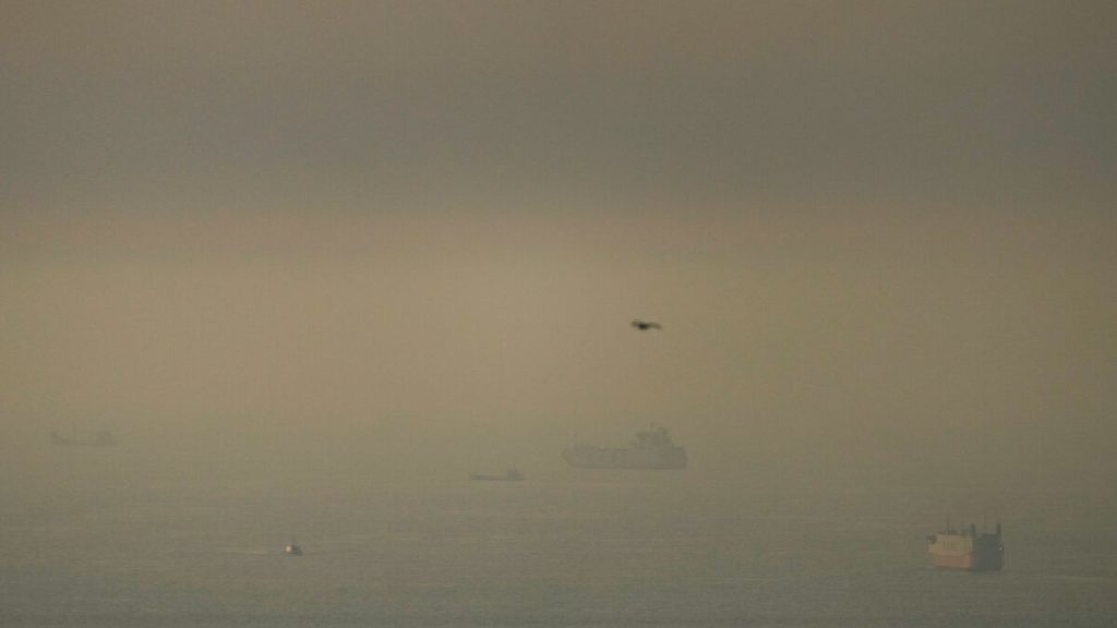 Zombiefartyg Lastat med Flytande Naturgas Tar Sig Genom Hormuzsundet