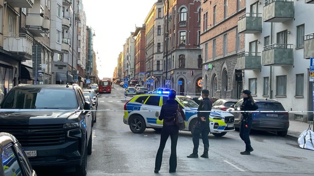 Polisinsats i Östermalm, centrala Stockholm på måndagsmorgon då poliser undersöker föremål