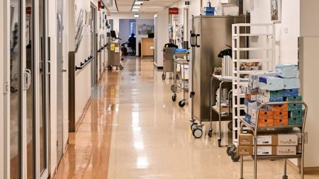 Många människor i Sverige väntar för länge på operation