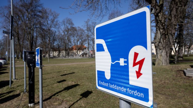 Mer än 4 000 har ansökt om den nya elbilspremien