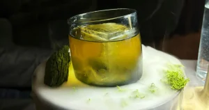 Sanna: Man tar en klunk av varje och blandar groggen i munnen