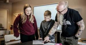 Stor brist på skolkuratorer – Sred kör 80 mil för att stötta elever