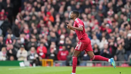 Alexander Isak startar för Liverpool mot Paris Saint-Germain i Champions League-kvartsfinal