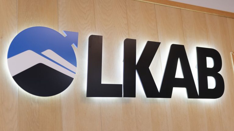 Lastbil välter i Kiruna, man allvarligt skadad