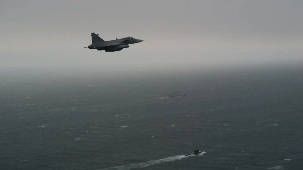 Svenska jaktplan följer rysk ubåt när den går in i Östersjön