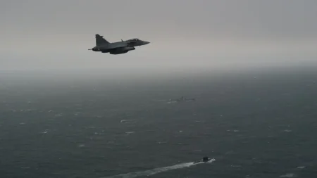 Svenska jaktplan följer rysk ubåt när den går in i Östersjön