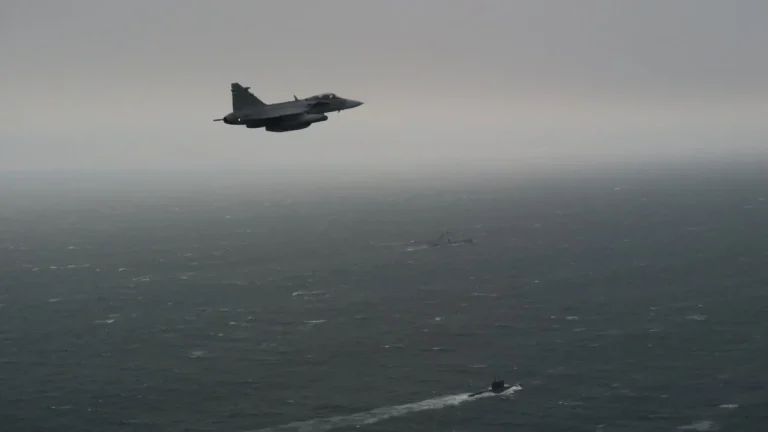 Svenska jaktplan följer rysk ubåt när den går in i Östersjön