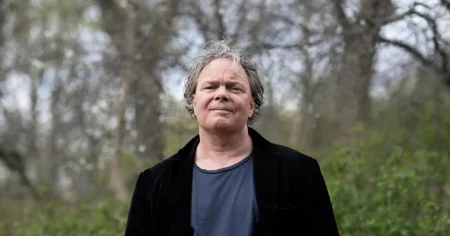 Han tecknar svensk efterkrigstidshistoria som ett mystiskt äventyr