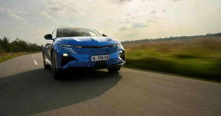 Är Alpines flaggskeppsmodell en familjesuv eller en sportbil?