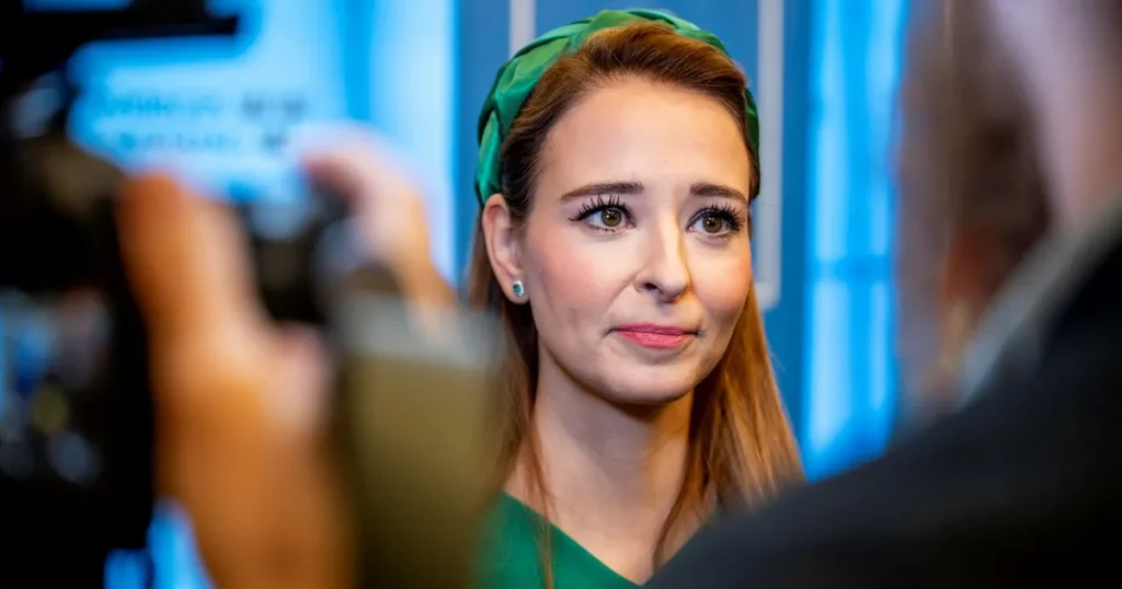 Ledare: Det är något väldigt konstigt med Alice Teodorescu Måwes hemliga donator