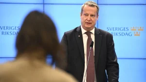 Svenska titeln:
”Socialdemokraterna kritiska mot regeringens förslag om att tillåta privata friskolor för akuta situationer”