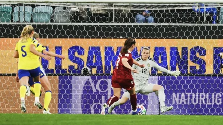 Mittback Elma Junttila Nelhage självkritisk men får stöd av laget