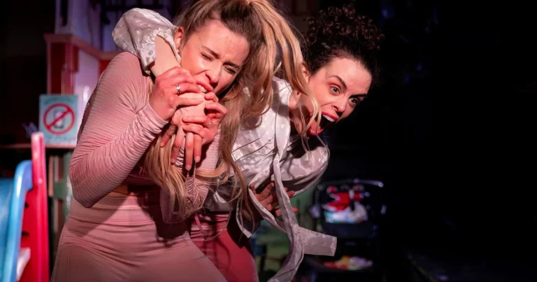 Mammornas bråk leder till handgripligheter i parkleken