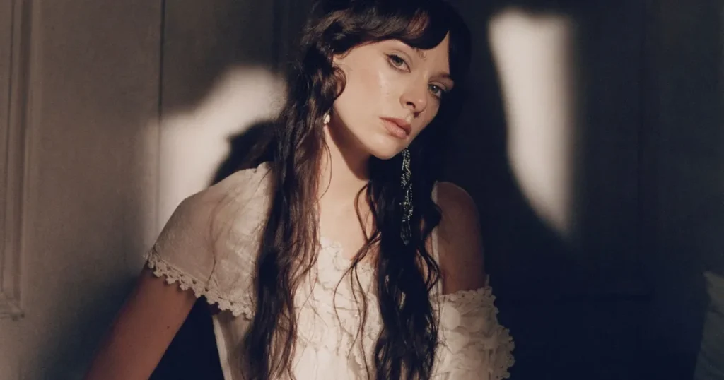 Holly Humberstone: ”Jag har skrivit låtar som jag är besatt av”