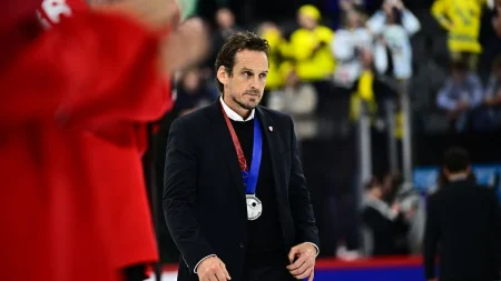 Patrick Fischer avskedas före hemma-VM efter att ha erkänt att han köpt falska COVID-19-intyg