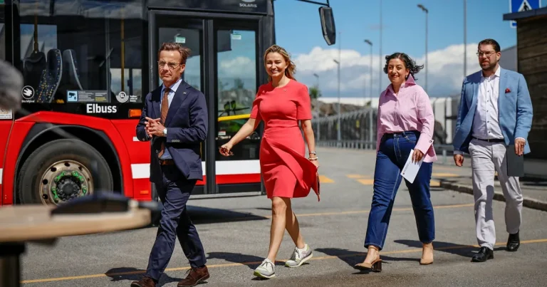 Tidöpartierna halverar priset på kollektivtrafik