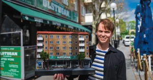 Han gör miniatyrer av sina favoritbarer: ”Personlig reaktion på AI”