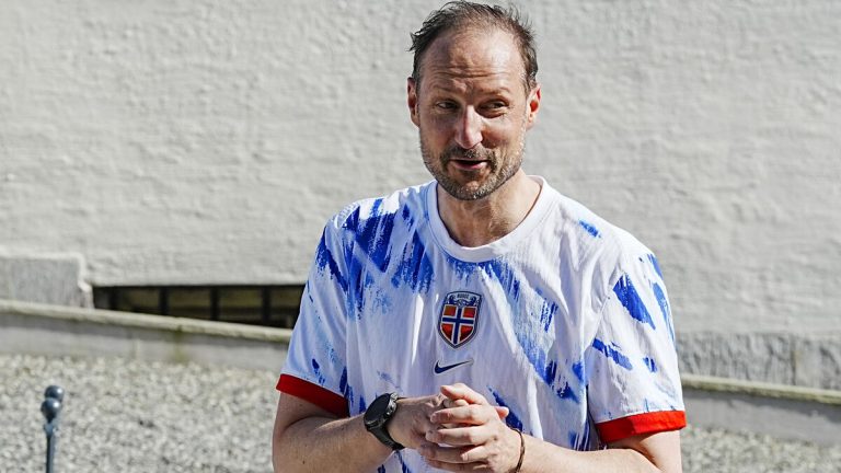 Here’s the title rewritten in Swedish:
”Mette-Marit sämre: Kronprins Haakon förkortar resa till Japan”