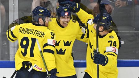 Tre Kronor undvek fiasko, klara för kvartsfinal
