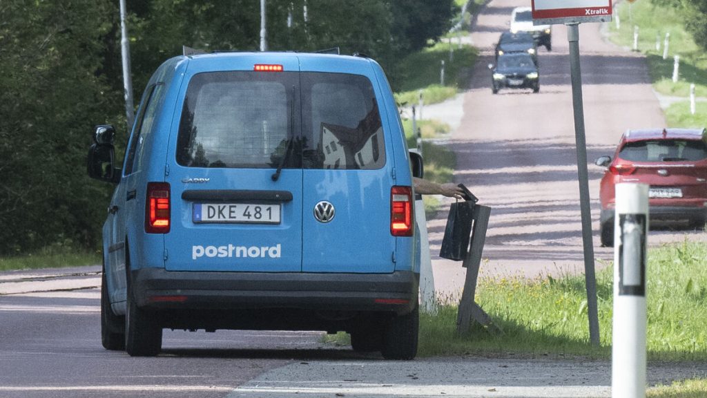 Tio inlandskommuner i norra Sverige varnar att Postnords nedskärningar av servicekontor kan påverka företag och framtida etableringar i glesbefolkade områden
