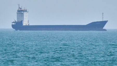 Tankfartyg skadat i explosion i Omanbukten, besättningen säker