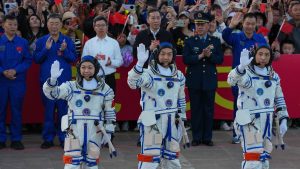 Kina förbereder sig för månuppdrag och skickar tre astronauter