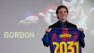 Anthony Gordon presenteras av Barcelona efter övergång från Newcastle