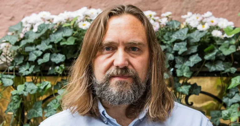 Carl Frode Tiller lägger sista bitarna i ett komplext litterärt pussel