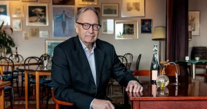 Med så god prosa får Horace Engdahl gärna motsäga sig själv