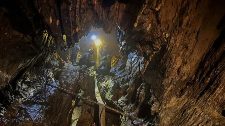 En person räddad från översvammad grotta i Laos efter att ha varit instängd i mer än en vecka