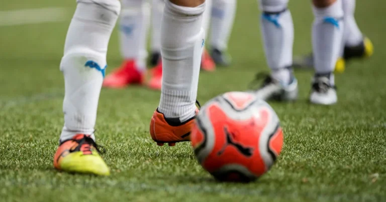 Forskarlarmet: Var fjärde minderårig i elitfotbollsklubbarna spelar om pengar