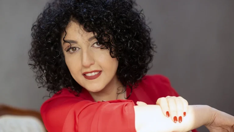 Fredspristagaren Narges Mohammadi förd till sjukhus i Teheran