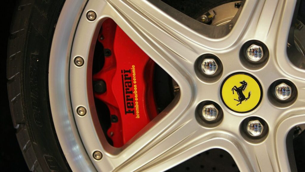 Ferrari’s aktiekurs faller efter kritik mot bildesignen