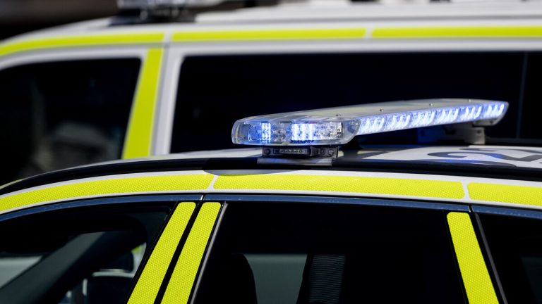 Skott avlossade mot dörr i Borås, en person gripen