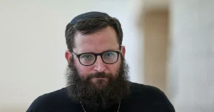 Misstänks ha läckt statshemligheter – forsätter jobba för Netanyahu