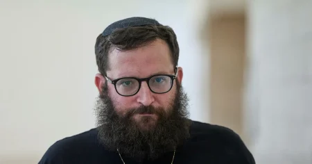Misstänks ha läckt statshemligheter – forsätter jobba för Netanyahu