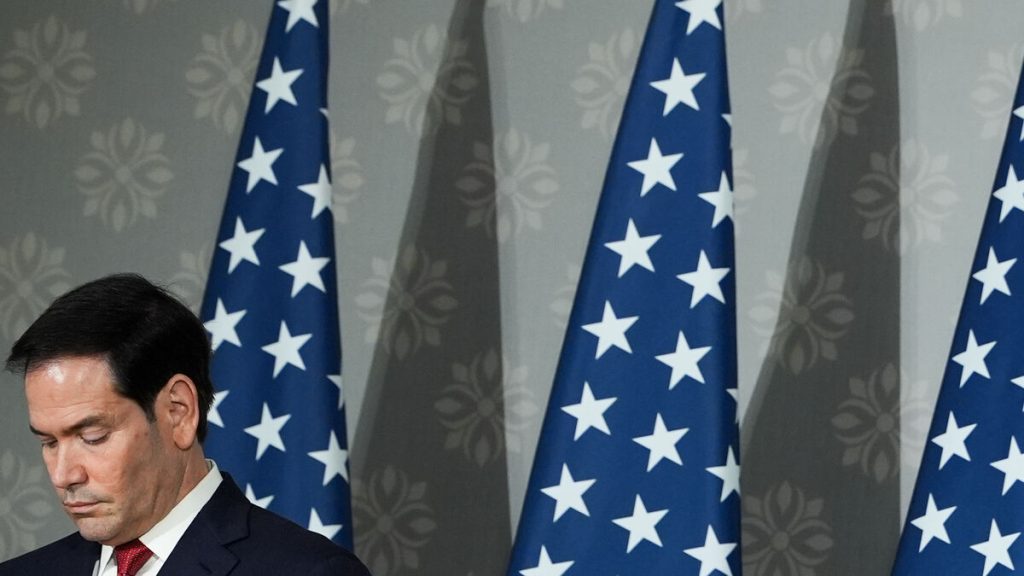 The user wants me to translate an English title into Swedish. Let me break down the key elements:
– Marco Rubio says = Marco Rubio säger
– deal with Iran = avtal med Iran / Iran-avtal
– could be finalized = kan slutföras / kan färdigställas
– as early as Monday = redan på måndag / så tidigt som på måndag
A natural Swedish news headline would be:
”Marco Rubio säger att avtal med Iran kan slutföras redan på måndag”
Or slightly shorter:
”Marco Rubio: Avtal med Iran kan färdigställas redan på måndag”
Marco Rubio säger att avtal med Iran kan slutföras redan på måndag