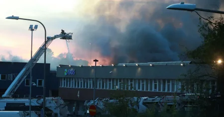 Kraftig brand i lagerlokal i Stockholm