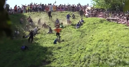 Årets ostrullning blev en varm folkfest