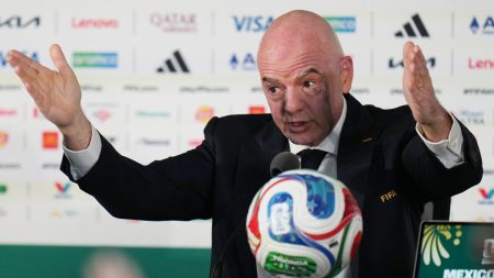Paraguayansk kommentator som sa att FIFA dödade fotbollen utvisad från VM