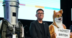 Därför klär politiska kandidater ut sig i Storbritannien