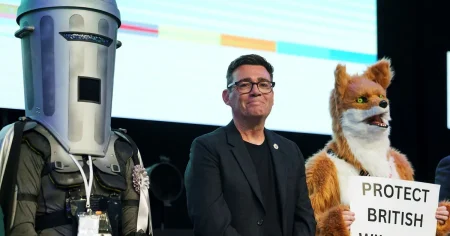 Därför klär politiska kandidater ut sig i Storbritannien