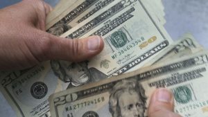 Domare stoppar höjning av visumavgift på 100 000 dollar för H-1B-tekniker