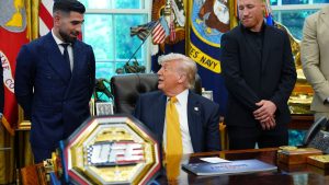 Trump firar 80-årsdag med absurd kampsportsgala på Vita husets gräsmatta